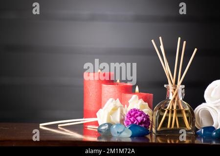 Reed-Diffusor auf dem Tisch Stockfoto