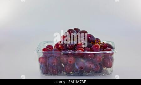 Blaue Traube zum Dessert und eine Tasse Kofee Stockfoto