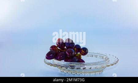 Blaue Traube zum Dessert und eine Tasse Kofee Stockfoto