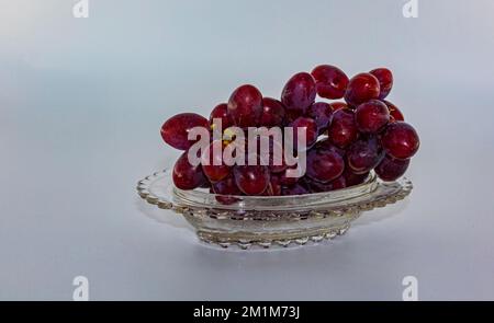 Blaue Traube zum Dessert und eine Tasse Kofee Stockfoto