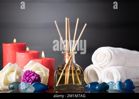 Aromatherapie-Diffusor mit Kerze und Handtuch Stockfoto