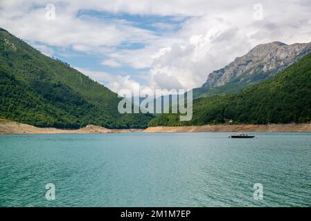 Der Piva-See ist ein künstlicher See in der Gemeinde Pluzine, im Nordwesten Montenegros Stockfoto