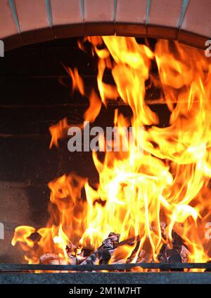 Feuerwehraufen in einem Backsteingebäude Stockfoto