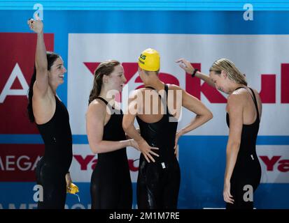 Melbourne, Australien. 13.. Dezember 2022. Mitglieder des australischen Teams feiern nach dem Freestyle-Endspiel der Frauen im Wert von 4 x 100 m bei der FINA World Swimming Championships 16. (25m) 2022 in Melbourne, Australien, am 13. Dezember 2022. Kredit: Hu Jingchen/Xinhua/Alamy Live News Stockfoto