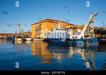 Fischereihafen Italien, Blick im Sommer auf ein großes Fischerboot am Kai im Hafen von Chioggia, Gemeinde Venedig, Veneto, Italien Stockfoto