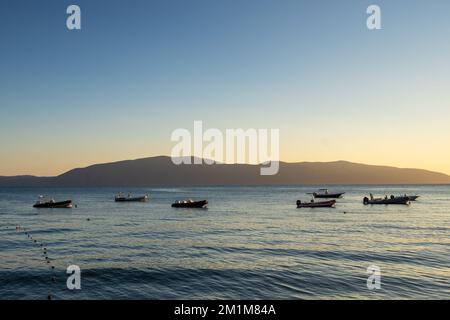 Fischerboote bei Sonnenuntergang in vlore, albanien. Stockfoto