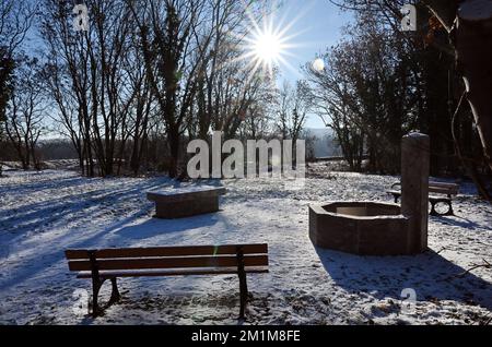 Weimar, Deutschland. 13.. Dezember 2022. Ein Brunnen, Bänke und ein Altar stehen am Rand des neuen muslimischen Grabungsgeländes auf dem Hauptfriedhof. Damit soll Moslems, die in Weimar leben, ein Ort zur Beerdigung nach islamischen Riten gegeben werden. Das islamische Begräbnis umfasst unter anderem die Positionierung des Verstorbenen im Grab vor Mekka. Kredit: Martin Schutt/dpa/Alamy Live News Stockfoto