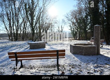 Weimar, Deutschland. 13.. Dezember 2022. Ein Brunnen, Bänke und ein Altar stehen am Rand des neuen muslimischen Grabungsgeländes auf dem Hauptfriedhof. Damit soll Moslems, die in Weimar leben, ein Ort zur Beerdigung nach islamischen Riten gegeben werden. Das islamische Begräbnis umfasst unter anderem die Positionierung des Verstorbenen im Grab vor Mekka. Kredit: Martin Schutt/dpa/Alamy Live News Stockfoto