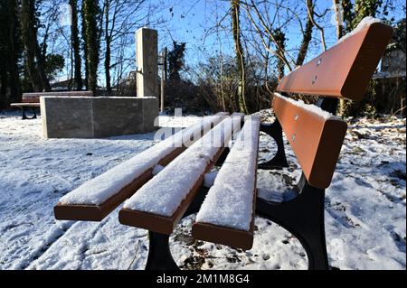 Weimar, Deutschland. 13.. Dezember 2022. Ein Brunnen, Bänke und ein Altar stehen am Rand des neuen muslimischen Grabungsgeländes auf dem Hauptfriedhof. Damit soll Moslems, die in Weimar leben, ein Ort zur Beerdigung nach islamischen Riten gegeben werden. Das islamische Begräbnis umfasst unter anderem die Positionierung des Verstorbenen im Grab vor Mekka. Kredit: Martin Schutt/dpa/Alamy Live News Stockfoto