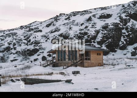 Holzhäuser in den Bergen im Winter mit viel Schnee Stockfoto