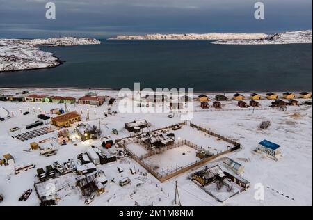 Altes Fischerdorf am Ufer des Meeres. Teriberka ist ein Dorf am Ufer des Arktischen Ozeans. Der Rand der Welt. Der äußersten Norden Russlands. Stockfoto