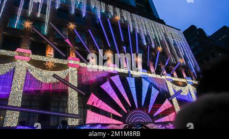 NEW YORK, NY, USA - 10. DEZEMBER 2022: Beleuchtetes Saks Fifth Avenue-Kaufhaus Stockfoto