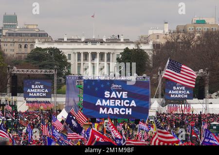 Washington, DC, USA. Januar 2021. Anhänger von Präsident Donald Trump treffen sich zum „Save America March“, der einem Aufstand im US-Kapitol vorausging. Stockfoto