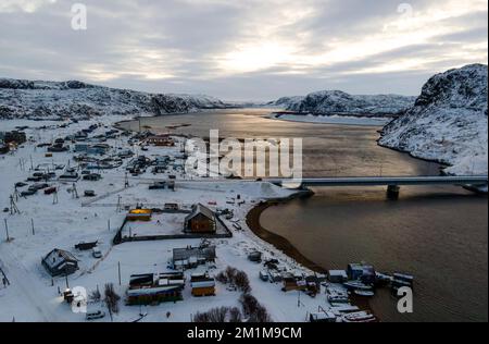 Altes Fischerdorf am Ufer des Meeres. Teriberka ist ein Dorf am Ufer des Arktischen Ozeans. Der Rand der Welt. Der äußersten Norden Russlands. Stockfoto