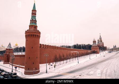 Moskauer Kreml auf dem Roten Platz in der Nacht im Winter. Illumination der schönen Türme des Kremls. Stockfoto