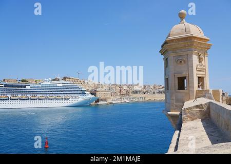 VALLETTA, MALTA am 2022. Mai: Der Linienführer Costa Fascinosa aus dem Gardjola-Garten im europäischen Senglea, Stadt L-Isla, klarer blauer Himmel am warmen, sonnigen Frühlingstag Stockfoto