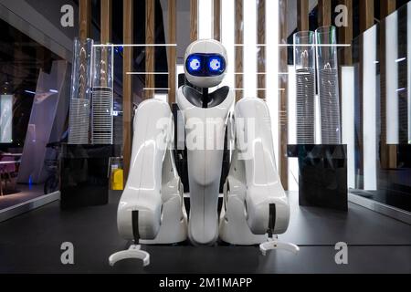 Intelligenter Roboterverkäufer. Roboter-Kaffeeverkäufer in einem automatischen Café. Industrie-4,0-Konzept. Stockfoto