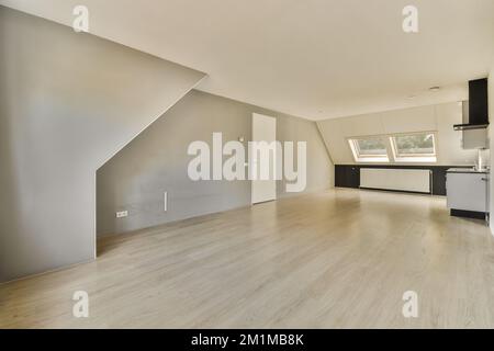 Inneneinrichtung des modernen Apartments mit offener Küche in minimalistischem Stil Stockfoto