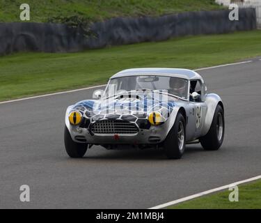 Ein 1964 AC Cobra Sportwagen im 2022 Goodwood Revival Stockfoto