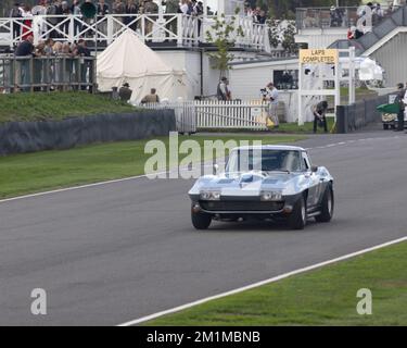 Ein 1963 Chevrolet Corvette Stingray passiert die Gruben im Goodwood Revival 2022 Stockfoto