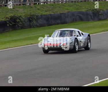 Ein 1964 Porsche 904 Carrera GTS auf der Goodwood Circuit während der Goodwood Revival 2022 Stockfoto