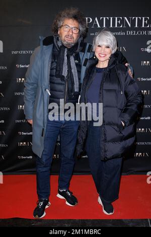 Paris, Frankreich, am 12. Dezember 2022. Radu Mihaileanu und Regisseur Evelyne Dress, die am 12. Dezember 2022 im Cinema des Cineastes in Paris, Frankreich, an der Premiere des Films Impatientes teilnahm. Foto: David Boyer/ABACAPRESS.COM Stockfoto