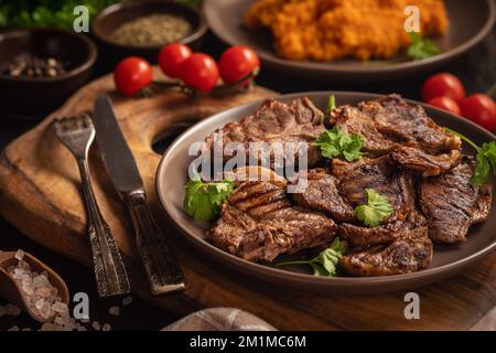 Gegrillte Lammkoteletts serviert mit Kartoffelpüree. Stockfoto