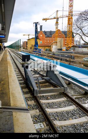 Berlin, Deutschland - 12. Dezember 2022: Bahnsteig der neuen Dresdner Bahnlinie im Süden Berlins. Stockfoto