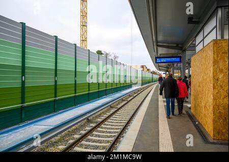 Berlin, Deutschland - 12. Dezember 2022: Bahnsteig der neuen Dresdner Bahnlinie im Süden Berlins. Stockfoto