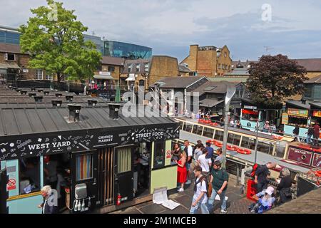 West Yard bei Camden Locks, Kanal, Boote und Markt, Lock Place, Camden, London, England, Großbritannien, NW1 8AF Stockfoto