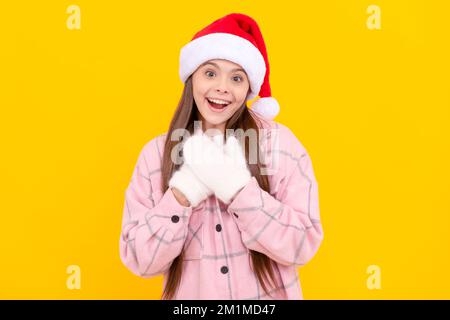 Wintermode. Frohes neues Jahr. Frohe Weihnachten. Ein glücklicher Junge mit weihnachtsmann-Hut. Stockfoto