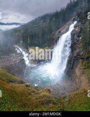 Krimml-Wasserfälle, Krimmler Wasserfalle, im Hochtauern-Nationalpark, Österreich. Krimmler Ache fällt. Wunderschöner dramatischer Wasserfall auf einem Nebel Stockfoto