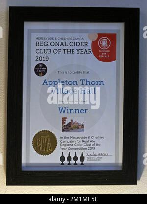 Merseyside & Cheshire CAMRA, Regional Cider Club des Jahres 2019, Appleton Thorn Village Hall, Zertifikat mit Gewinnerrahmen Stockfoto