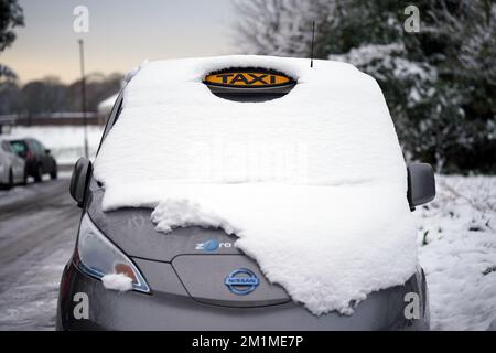 Ein schneebedecktes Taxi in London. Schnee und Eis haben sich über Teile Großbritanniens ausgebreitet, und die kalten Winterbedingungen werden tagelang anhalten. Foto: Dienstag, 13. Dezember 2022. Stockfoto