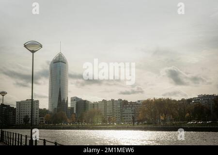 Lüttich. Wallonien - Belgien 31-10-2021. Architektonische Gebäude und der Fluss Ourthe in Lüttich. Herbstlandschaft Stockfoto