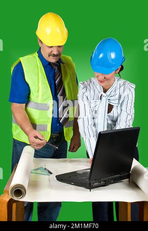 Zwei Architekten im Büro, die sich Pläne ansehen, mit Notizbüchern arbeiten und sich gegenseitig über Projekte beraten, die isoliert auf weißem Hintergrund liegen Stockfoto