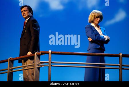 Theaterfirma La Compagnie des Galeries spielt „Lady Camilla“ basierend auf der Beziehung von Prinz Charles zu Camilla Parker Bowles und Prinzessin Diana, geschrieben von Pascal Vrebos Stockfoto