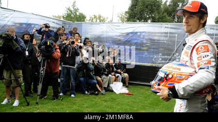 Der britische Fahrer Jenson Button von McLaren posierte am Donnerstag, den 24. März 2011, in Melbourne in Australien für Fotografen, vor dem Qantas Australian Grand Prix am nächsten Sonntag, den 27. März 2011. Stockfoto