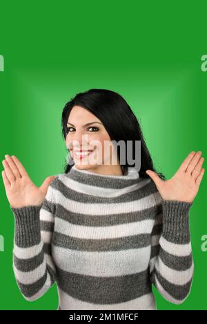 Glückliche Frau, die steht, als hätte sie etwas gewonnen und Hände hoch mit Kopierraum Stockfoto