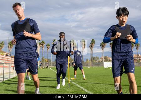 Bruno Godeau von Gent, Michael Ngadeu von Gent und Hyunseok Hong von Gent wurden während eines Trainings im Wintertrainingslager der belgischen Fußballmannschaft KAA Gent in Oliva, Spanien, am Dienstag, den 13. Dezember 2022 gezeigt. BELGA FOTO LUC CLAESSEN Stockfoto