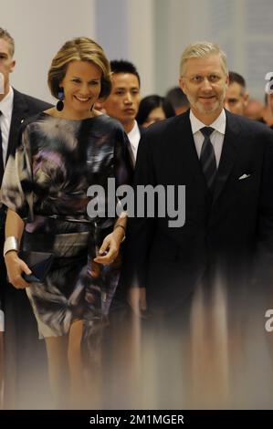 20111023 UHR - PEKING, CHINA: Kronprinz Philippe von Belgien und Prinzessin Mathilde von Belgien, die während einer Führung durch die Biennale und die belgischen Kunstwerke im CAFA-Kunstmuseum in Peking am dritten Tag der belgischen Wirtschaftsmission in der Volksrepublik China am Sonntag, den 23. Oktober 2011, fotografiert wurden. BELGA FOTO ERIC LALMAND Stockfoto