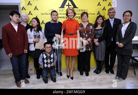 20111024 Uhr - PEKING, CHINA: Prinzessin Mathilde von Belgien (C), abgebildet bei ihrem Besuch in der internationalen Handicap- und One+One-Radiostation in Peking, am vierten Tag der belgischen Wirtschaftsmission in der Volksrepublik China, Montag, den 24. Oktober 2011. BELGA FOTO ERIC LALMAND Stockfoto