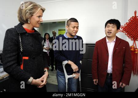 20111024 Uhr - PEKING, CHINA: Prinzessin Mathilde von Belgien, gefilmt bei ihrem Besuch im Handicap International- und One+One-Radiosender in Peking am vierten Tag der belgischen Wirtschaftsmission in der Volksrepublik China, Montag, den 24. Oktober 2011. BELGA FOTO ERIC LALMAND Stockfoto