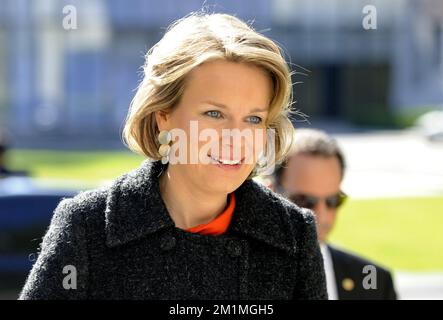 20111024 Uhr – PEKING, CHINA: Prinzessin Mathilde von Belgien kommt am vierten Tag der belgischen Wirtschaftsmission in der Volksrepublik China, Montag, den 24. Oktober 2011, zum Mittagessen mit belgischen Jugendlichen (Studenten und Führungskräfte) im Maison Boulud in Peking. BELGA FOTO ERIC LALMAND Stockfoto