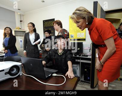 20111024 Uhr - PEKING, CHINA: Prinzessin Mathilde von Belgien, gefilmt bei ihrem Besuch im Handicap International- und One+One-Radiosender in Peking am vierten Tag der belgischen Wirtschaftsmission in der Volksrepublik China, Montag, den 24. Oktober 2011. BELGA FOTO ERIC LALMAND Stockfoto