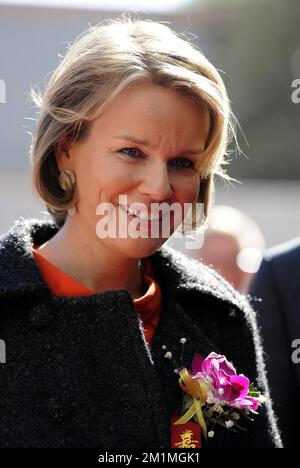 20111024 - PEKING, CHINA: Prinzessin Mathilde von Belgien, gefilmt bei der Eröffnung des Pekinger Epilepsie-Patientenzentrums der Peking Universität erstes Krankenhaus-CAAE-UCB in Peking, am vierten Tag der belgischen Wirtschaftsmission in der Volksrepublik China, Montag, den 24. Oktober 2011. BELGA FOTO ERIC LALMAND Stockfoto