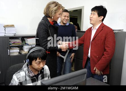 20111024 Uhr - PEKING, CHINA: Prinzessin Mathilde von Belgien, gefilmt bei ihrem Besuch im Handicap International- und One+One-Radiosender in Peking am vierten Tag der belgischen Wirtschaftsmission in der Volksrepublik China, Montag, den 24. Oktober 2011. BELGA FOTO ERIC LALMAND Stockfoto