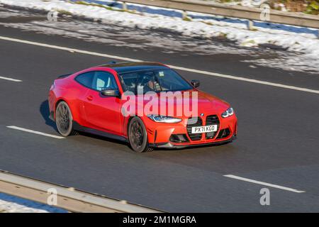 2021 Red BMW M4 WETTBEWERB AUTO 2993cc 8-Gang-Benzinmotor mit Automatikgetriebe; Autos, die an einem kalten Wintermorgen fahren. Winter niedrige Temperaturen mit Frost im Dezember und kalte Fahrbedingungen auf der Autobahn M61, Großbritannien Stockfoto