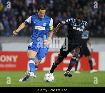 20111101 – GENK, BELGIEN: Daniel Tozser von Genk und Ramires von Chelsea kämpfen um den Ball während des vierten Spiels der Champions League-Gruppenbühne in der Gruppe E zwischen KRC Genk und Chelsea FC, Dienstag, den 01. November 2011, in Genk, Belgien. BELGA PHOTO VIRGINIE LEFOUR Stockfoto