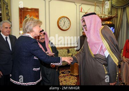 20111129 Uhr - KUWAIT, KUWAIT: Prinzessin Astrid von Belgien (L), Bild bei einem Besuch von Prinzessin Astrid von Belgien in Kuwait, Dienstag, den 29. November 2011. Prinzessin Astrid ist eine Sondervertreterin der Roll Back Malaria Partnership (RBM). BELGA FOTO-HANDOUT HERVE VERHOOSEL Stockfoto